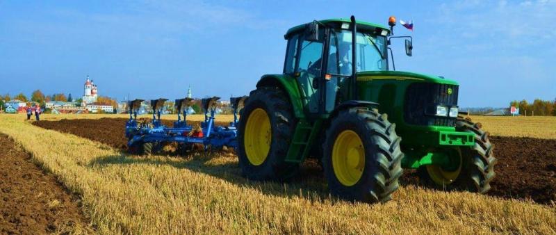 Комбайн с поля — плуг в борозду