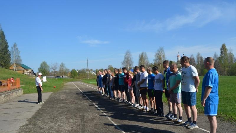 ЗНАК ГТО НА ГРУДИ У НЕГО...