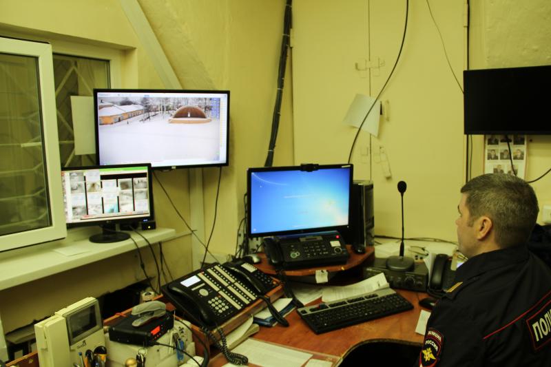 Информация с видеокамер поступает прямо в дежурную часть полиции.