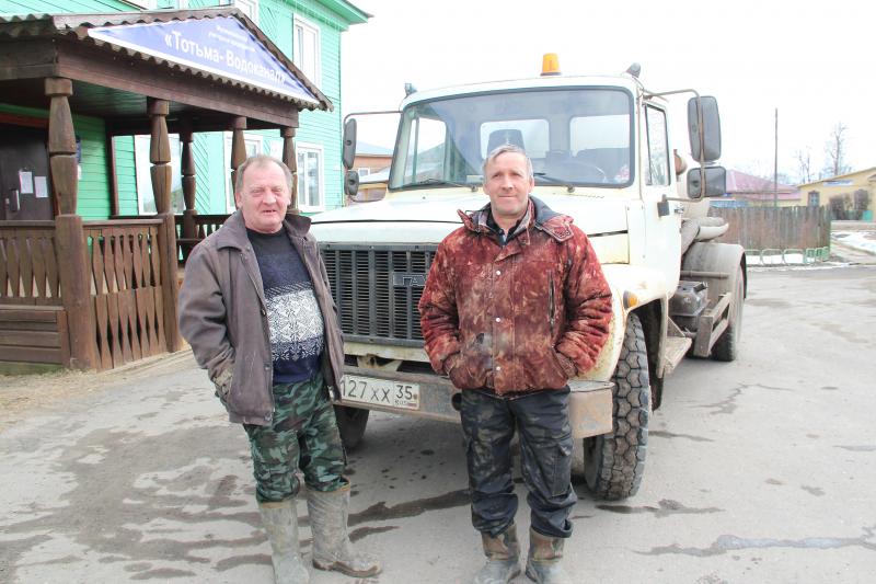 Слесарь Николай Брагин и водитель Сергей Селиванов из аварийно-диспетчерской службы готовы к любой нештатной ситуации на сетях