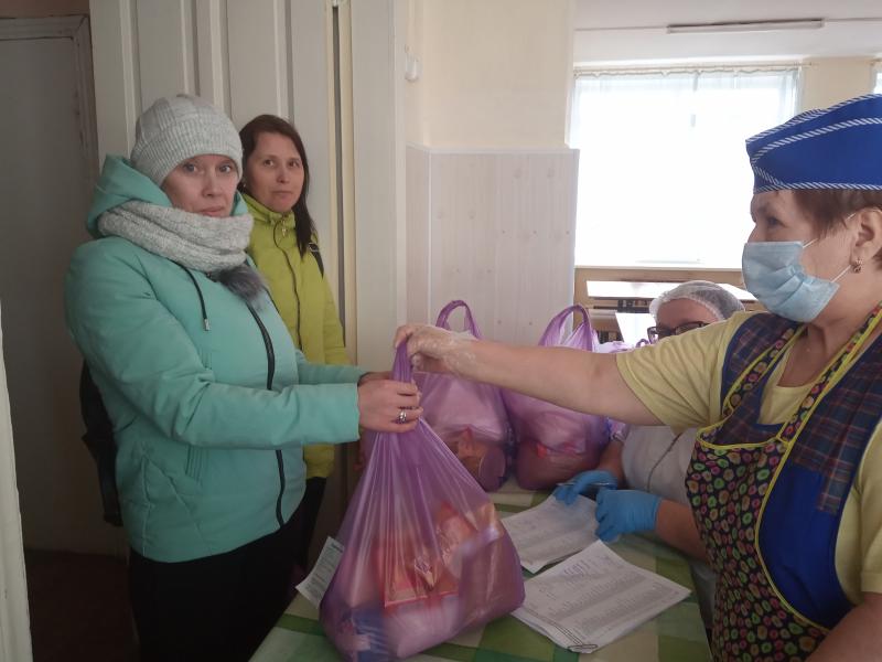 Родителям школьников-льготников выдали продуктовые наборы