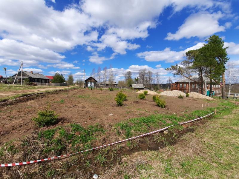 Возле здания администрации МО "Толшменское" в селе Никольском продолжается возведение парковой зоны.