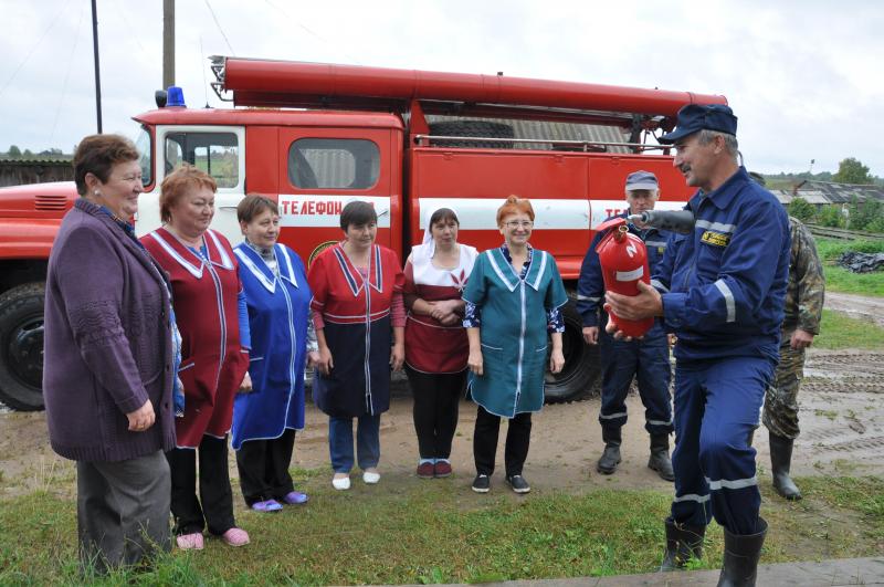 Работники отдельного поста № 91 (д. Мосеево) филиала № 4 Противопожарной службы Вологодской области помогают коллективу стационара КЦСОН обеспечивать защиту пациентов учреждения.