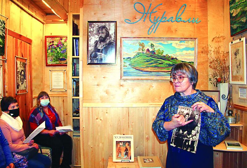  Марина Кошелева: - Открыла книгу соседа вологодской тётушки и сразу - мороз по коже: «Взбегу на холм и упаду в траву…». 