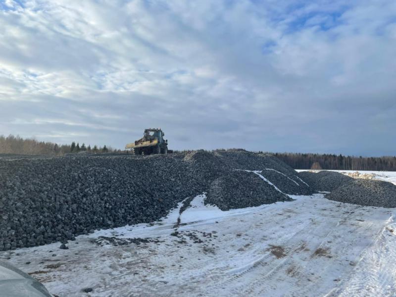 На завозку щебня и последующий ремонт дороги Сафониха – Великий Двор департамент дорожного хозяйства области выделил восемь миллионов рублей. Сейчас завершается завоз 2,5 тысячи тонн строительного материала. 