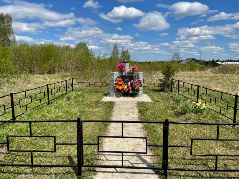 Проведён ремонт ограждения у памятника в посёлке Гремячем.