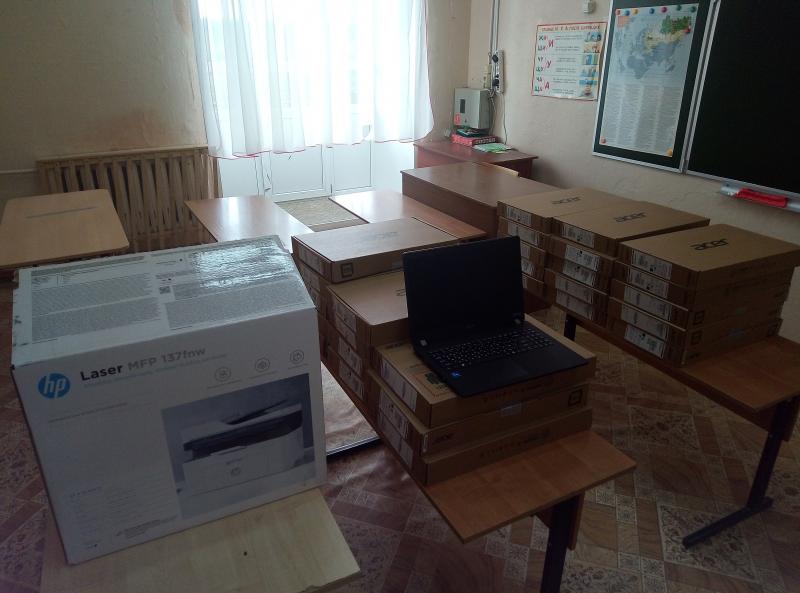 Ноутбуки и многофункциональное устройство поступили в рамках реализации федеральной программы "Цифровая образовательная среда".