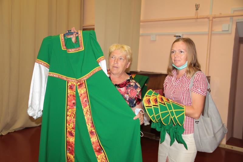 Благодаря программе "Народный бюджет" вокальный коллектив "Надежда" Вожбальского Дома культуры получил сценические костюмы.