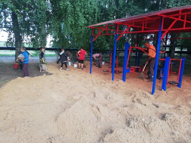 В центральной усадьбе появилась площадка со спортивными тренажёрами.