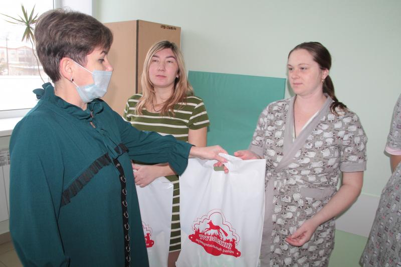 В районе сложилась добрая традиция накануне торжества с особым почтением приветствовать пациенток родильного отделения ЦРБ, поздравлять их с рождением малышей, вручая подарки.