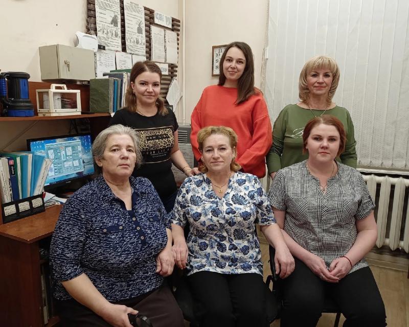 Вверху: начальник метеостанции Марина Погорелова, агрометеоролог Екатерина Соколова, техник-метеоролог Светлана Двойнишникова.  Внизу: техники-метеорологи Валентина Новикова, Татьяна Ворошилова и Юлия Погожева.