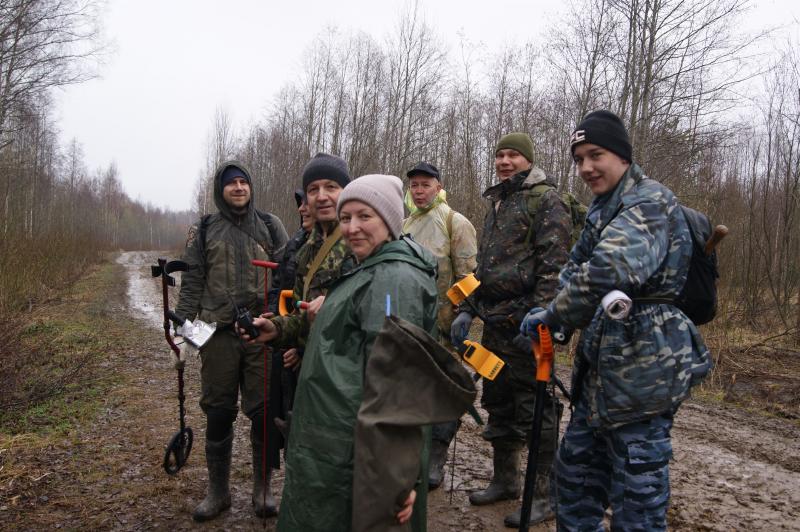 Ежедневно поисковики преодолевали по несколько километров по труднопроходимым дорогам, лесам, болотам в надежде отыскать павших солдат.
