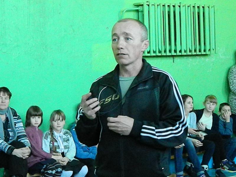 Учителя физкультуры Никольской ООШ Сергея КЛИМОВА любят ученики, уважают односельчане.