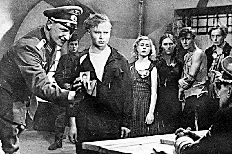 Эпизод допроса комсомольцев из фильма «Молодая гвардия» (режиссёр Сергей Герасимов). В роли Олега Кошевого – Владимир Иванов. 