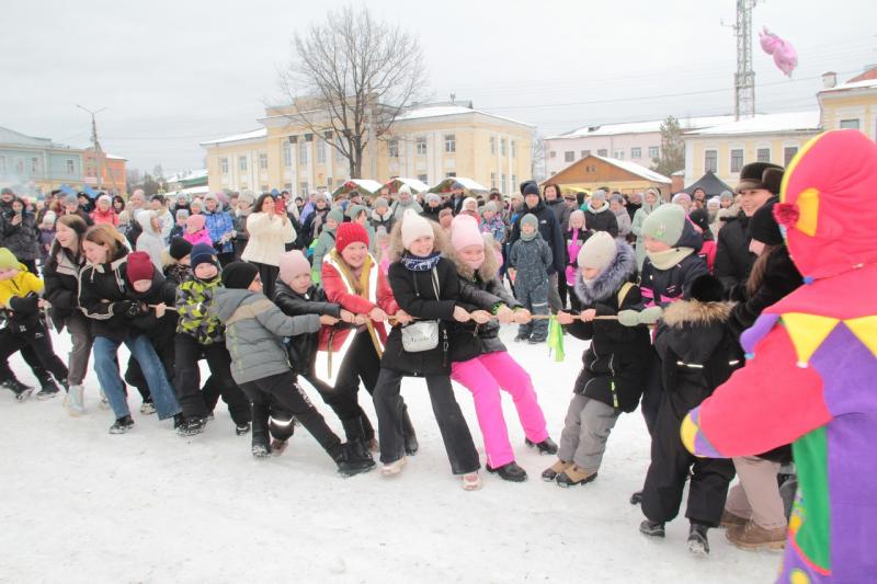 В последний день Масленицы на городской площади состоялись традиционные гулянья.