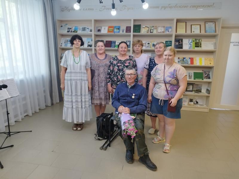 В Тотемской центральной библиотеке имени Николая Рубцова состоялся вечер автора – исполнителя Павла МАКСИМОВА