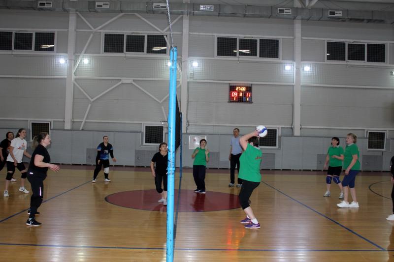 В ФОКе «Юбилейный» состоялась товарищеская встреча по пионерболу «Связь поколений».