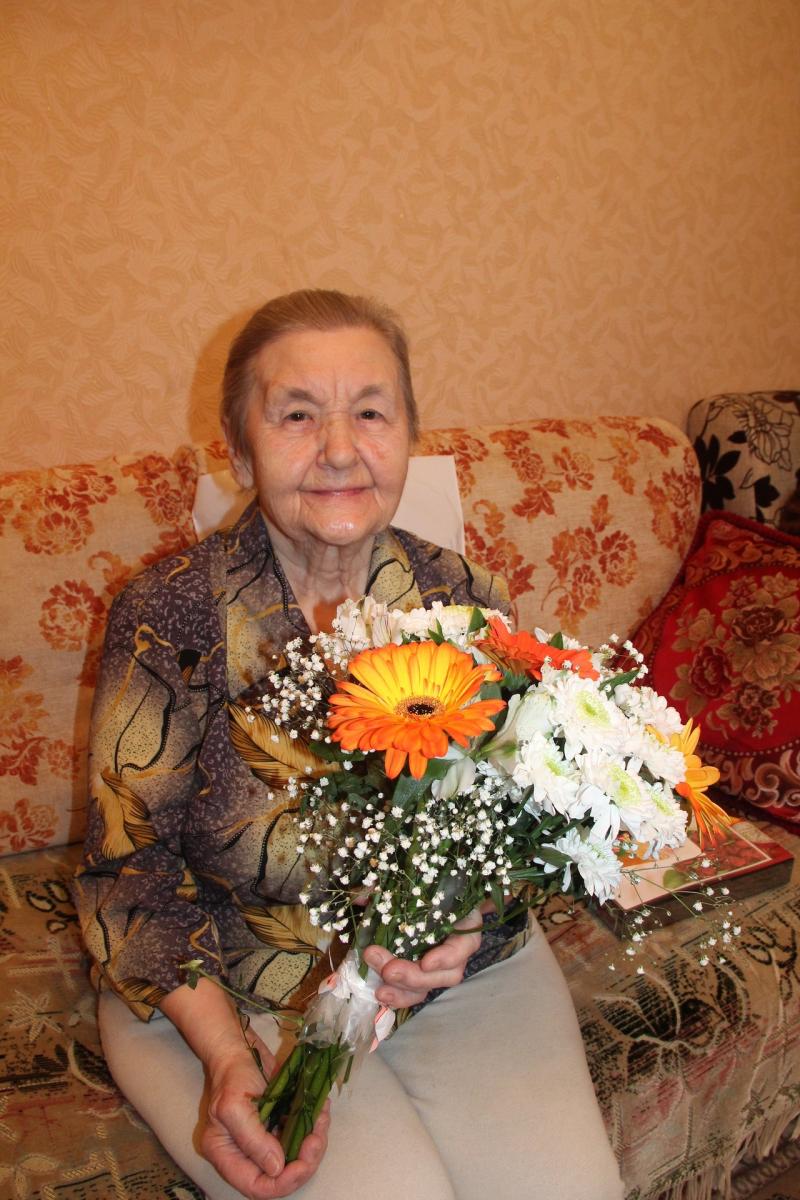 Глядя на Галину УХОВУ, цветущую, подвижную, позитивную землячку, не скажешь, что на днях она отпраздновала 90-ый день рождения.