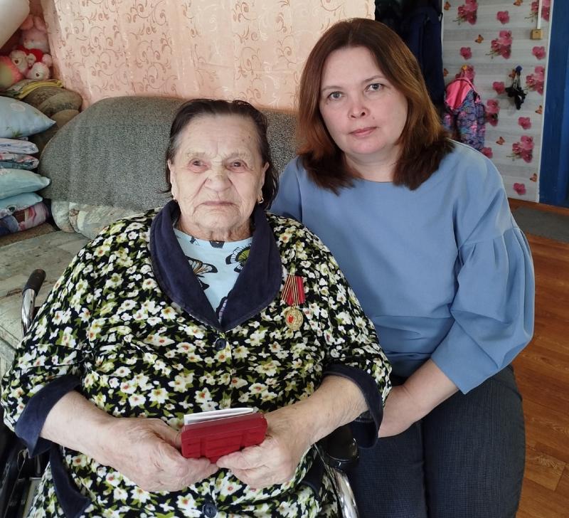 Почётные труженицы, долгожительницы Калининского территориального управления награждены медалями к 80-летию Победы в Великой Отечественной войне.