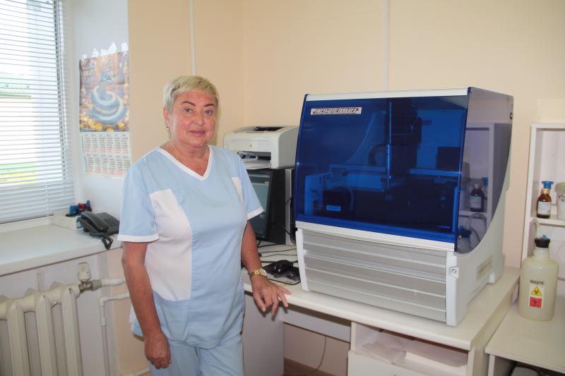 В Тотемской ЦРБ начала трудиться врач клинической лабораторной диагностики Елена ФИЛИППОВА.  В наше лечебное заведение Елена Владимировна прибыла по федеральной программе «Земский доктор». Опытный профессионал с многолетним стажем, она сменила столичные клиники на наш тихий северный город и уже уверенно влилась в коллектив, возглавив лабораторную службу районной больницы.