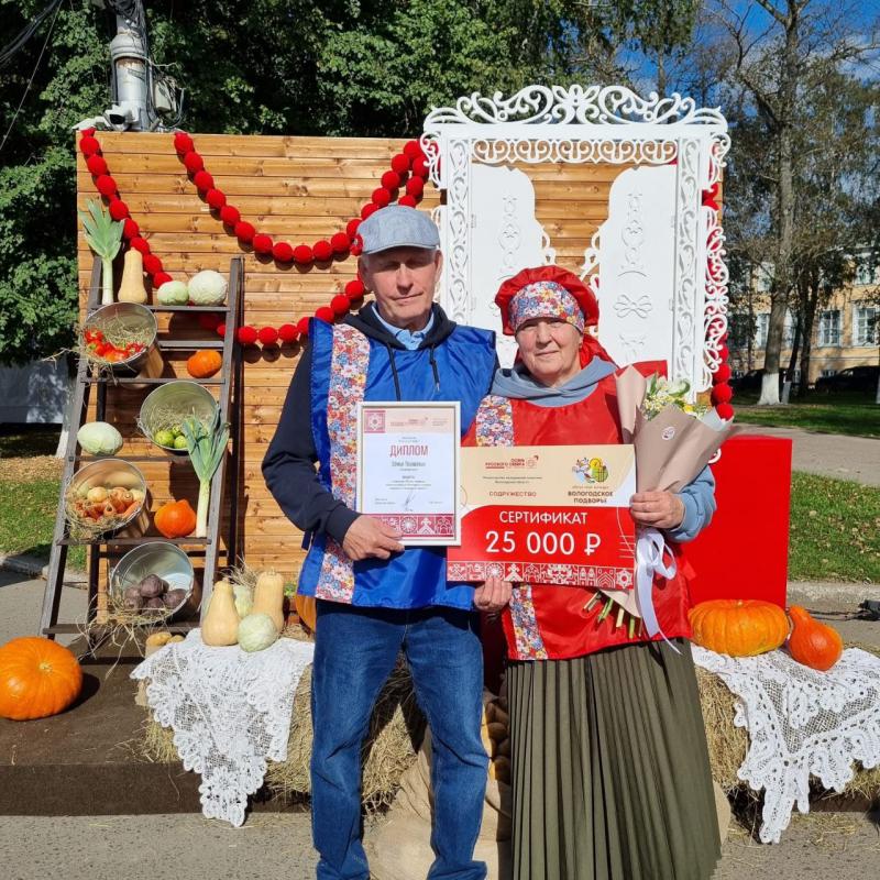 Евгений и Ирина -  победители муниципального этапа «Вологодское подворье - 2025». Кроме того, их достижения были высоко оценены на областном празднике в рамках финального тура, где они стали призёрами конкурса в номинации «Лучшие птицеводы». 