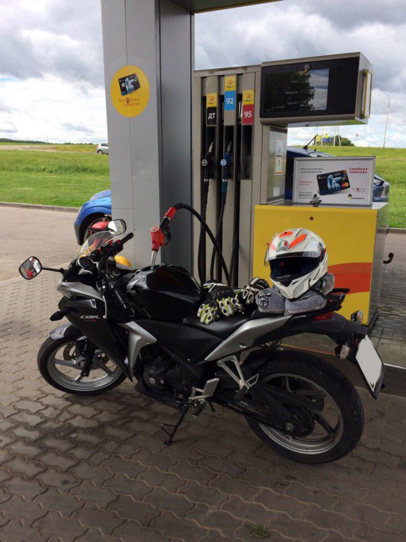 На 53-й сессии Законодательного Собрания Вологодской области депутаты приняли закон, ограничивающий розничную продажу моторного топлива лицам, не достигшим 18-летнего возраста. Законопроект разработан по инициативе губернатора Георгия Филимонова и направлен на повышение безопасности дорожного движения.