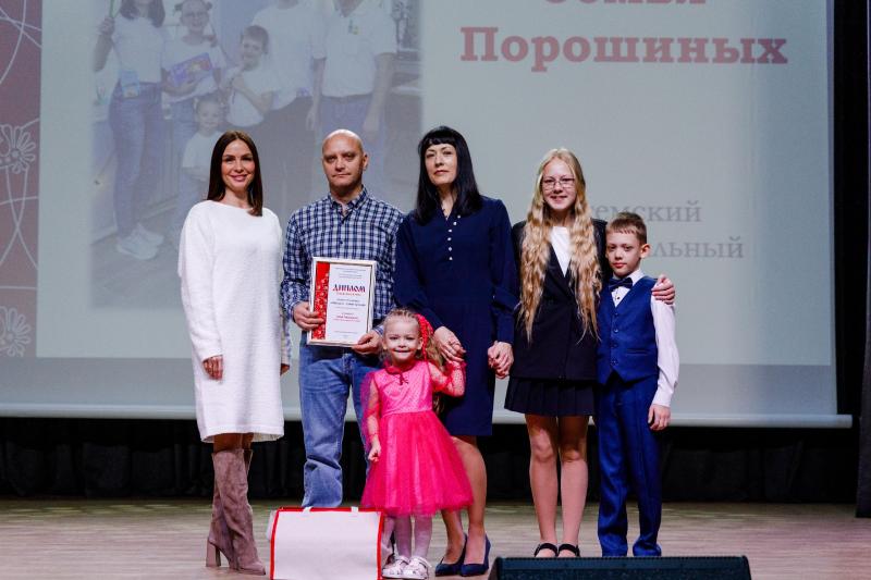 В Вологодской области подвели итоги третьего областного конкурса «Мой папа – самый лучший», направленного на укрепление института семьи и повышение роли отцовства.