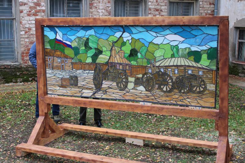 Во дворике краеведческого музея презентовали витраж, созданный волонтёрами