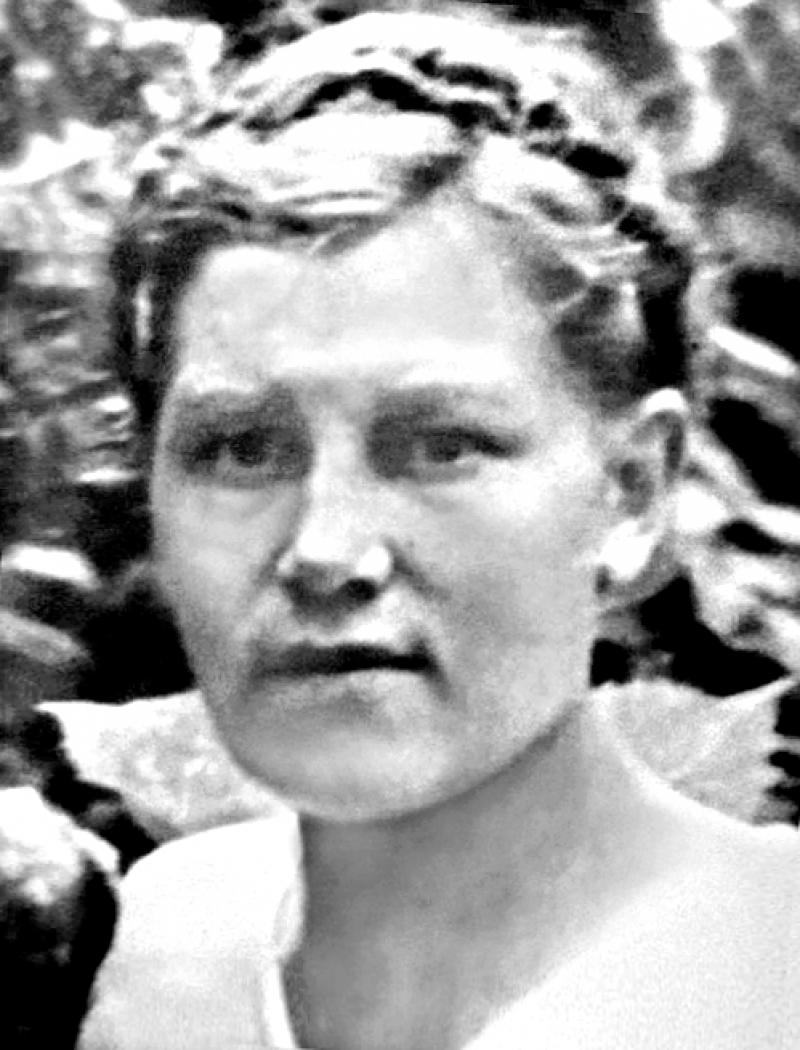 Александра МОМОТОВА (НЕКРАСОВА) родилась в посёлке Камчуга Медведевского сельсовета. Когда пришла война, она оказалась в числе многих женщин, оставшихся на селе, взявших на себя тяжёлую обязанность обеспечивать фронт продовольствием и материалами. 