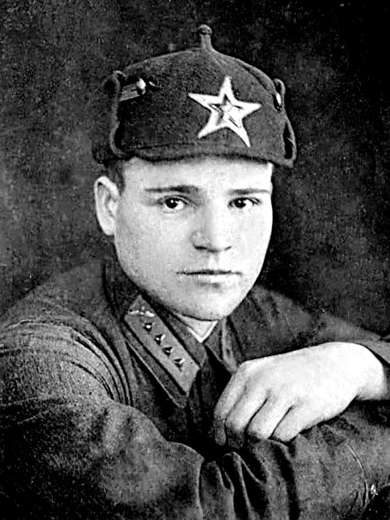 Великолепный образ советского механика авиационного полка, храбро защищавшего Советский Союз в тяжёлые времена Великой Отечественной, предстаёт перед нами в лице Сергея МЕНЬШИКОВА.