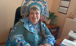 Не удивляйтесь необычному облику директора ЦРК. Нет, это не рабочий дресс-код Елены Поповой. Просто в день интервью весь коллектив центра готовился к торжеству, посвящённому профессиональному празднику, и был всецело вовлечён в съёмки некоего видеоприкола, который будет обнародован в эту пятницу на мероприятии по случаю Дня работника культуры. Приходите к 10 часам и вы – вход свободный.