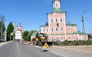 Корявые плиты тротуаров, прорывающаяся сквозь щели трава, грязные лужи на пешеходной дорожке уходят в прошлое: в городе началась реконструкция центральной улицы.