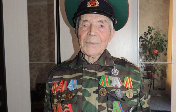 Анатолий Викторович в свои 93 года держится молодцом. Занимается спортом, участвует в мероприятиях. В праздники пограничников в почётном ряду. На торжественном боевом расчёте ему, как самому старшему, рапортуют бравые мужчины.