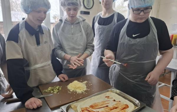 На площадке Тотемского политехнического колледжа собрались школьники, родители, педагоги двух регионов.