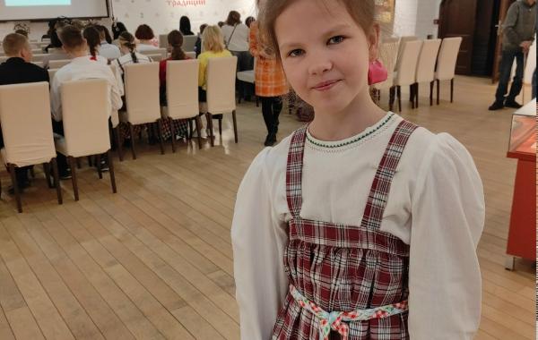 Пальму первенства в номинации «Традиционная кукла» продолжает удерживать ученица Погореловской школы Юлия Новосёлова.