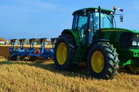 Комбайн с поля — плуг в борозду