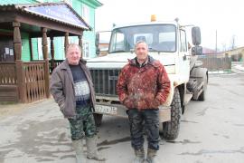 Слесарь Николай Брагин и водитель Сергей Селиванов из аварийно-диспетчерской службы готовы к любой нештатной ситуации на сетях