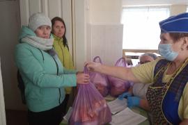 Родителям школьников-льготников выдали продуктовые наборы