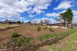 Возле здания администрации МО "Толшменское" в селе Никольском продолжается возведение парковой зоны.