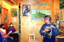  Марина Кошелева: - Открыла книгу соседа вологодской тётушки и сразу - мороз по коже: «Взбегу на холм и упаду в траву…». 