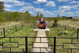 Проведён ремонт ограждения у памятника в посёлке Гремячем.