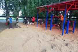 В центральной усадьбе появилась площадка со спортивными тренажёрами.