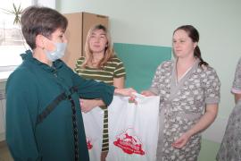 В районе сложилась добрая традиция накануне торжества с особым почтением приветствовать пациенток родильного отделения ЦРБ, поздравлять их с рождением малышей, вручая подарки.