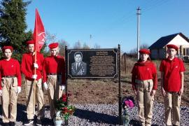 В прошлом году по программе «Народный бюджет» в деревне Светица установлена памятная доска Герою Советского Союза Ивану Серкову. Нынче в рамках областного проекта продолжат благоустройство территории у мемориала, разобьют парк.