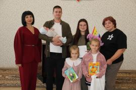 В преддверии Дня многодетной семьи, который отмечается в области в третье воскресенье сентября, произошло замечательное событие. Супругам Виноградовым торжественно вручили удостоверение о социальном статусе. Это стало прекрасным подарком для супругов.