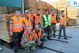 Работники цеха лесопиления. Стоят: Новиков Владимир, Гришин Дмитрий, Мохнаткин Николай, Линьков Леонид, Рассветалов Владислав, Мишуринский Михаил, Бондарев Евгений. Сидят: Комаров Сергей, Корюкин Павел.