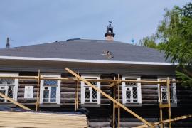 Предприниматель из Тотьмы Вячеслав Кремлёв профинансировал ремонт кровли дома-музея Ивана Кускова.