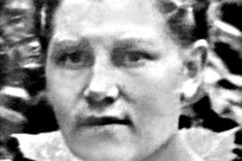 Александра МОМОТОВА (НЕКРАСОВА) родилась в посёлке Камчуга Медведевского сельсовета. Когда пришла война, она оказалась в числе многих женщин, оставшихся на селе, взявших на себя тяжёлую обязанность обеспечивать фронт продовольствием и материалами. 