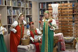 В первый день ноября Центральная библиотека имени Николая Рубцова распахнула двери для читателей. В третий раз учреждение присоединилось к Всероссийской акции «Ночь искусств». Тематика мероприятия, посвящённая культурам и традициям, была выбрана неслучайно, ведь в этом году девиз акции «В единстве культур - сила народа».