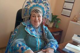 Не удивляйтесь необычному облику директора ЦРК. Нет, это не рабочий дресс-код Елены Поповой. Просто в день интервью весь коллектив центра готовился к торжеству, посвящённому профессиональному празднику, и был всецело вовлечён в съёмки некоего видеоприкола, который будет обнародован в эту пятницу на мероприятии по случаю Дня работника культуры. Приходите к 10 часам и вы – вход свободный.